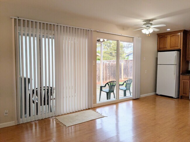 Foto del edificio - 7327 Starward Dr