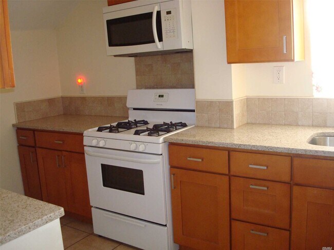 Foto del edificio - 202-20 Murdock Ave