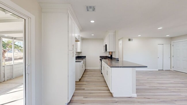 Building Photo - 9670 Timberlane Ave