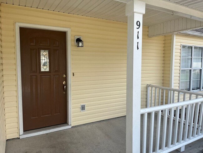 Building Photo - 3 Bedroom, 2 Bath Home on Large Lot, Scree...