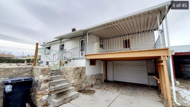 Building Photo - 4 Bedroom Magna home is ready for you!