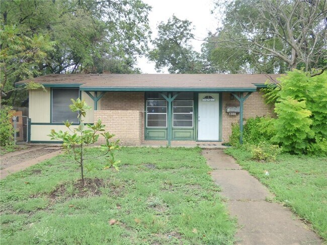 Building Photo - 1300 Broadmoor Dr