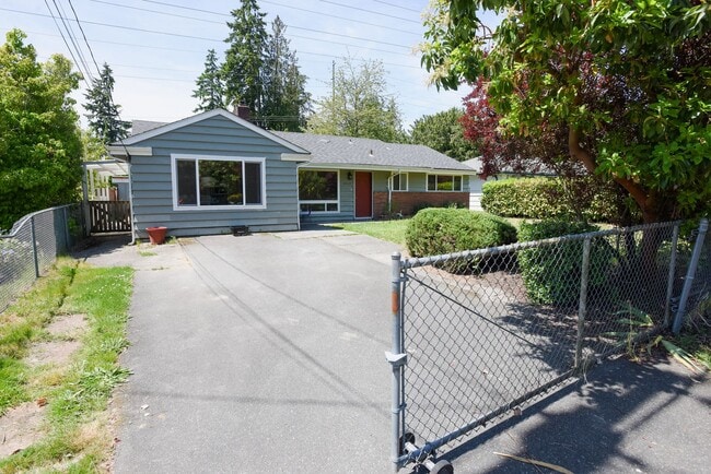 Building Photo - Bright and spacious 3BR/1.75BA Single Fami...