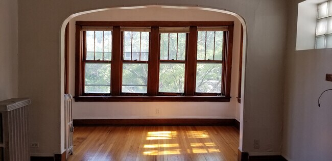 Sun Room - 3605 N Oakley Ave