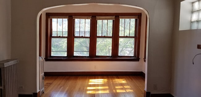 Sun Room - 3605 N Oakley Ave