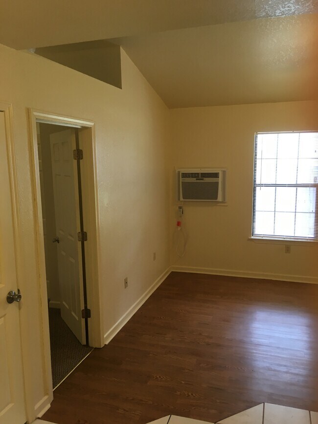 Foto del edificio - 2704 Wakefield Dr