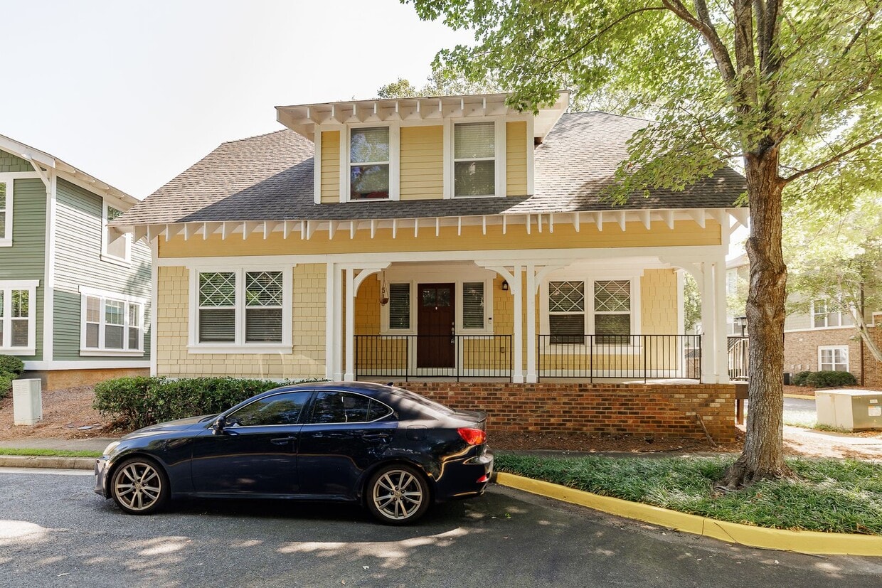 Foto principal - Cottage one-story condo in the highly sought-after gated community, The Woodlands of Athens!