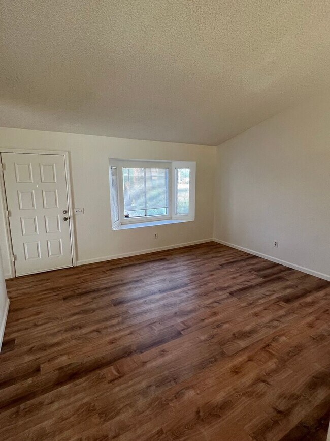 Building Photo - Newly remodeled home!
