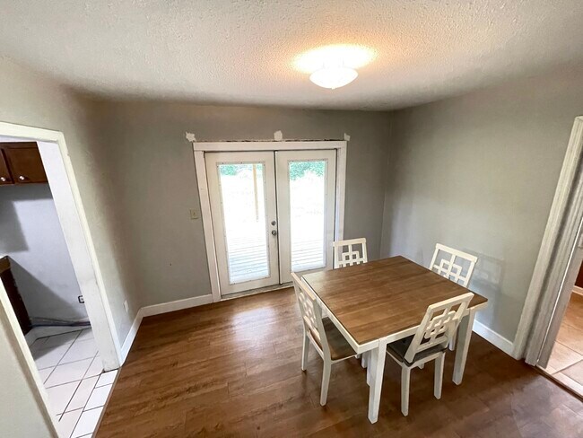 Comida - 306 Lancaster Dr