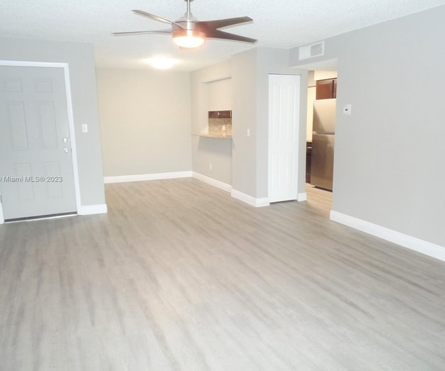 Foto del edificio - Beautifully Renovated 1-Bedroom, 1-Bathroom Condo in the Gated Community of Royal Poinciana!