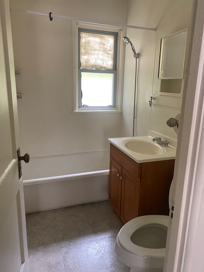 Building Photo - 45 Midland Heights Cir