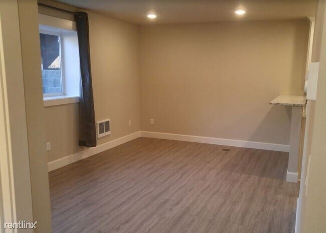 Foto del edificio - 1 br, 1 bath Apartment - 7135 N Fenwick Ave