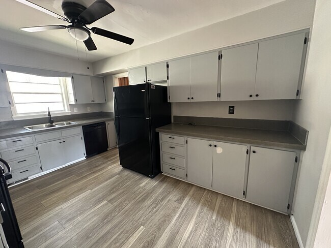 Foto del edificio - 989 Riverbend Dr