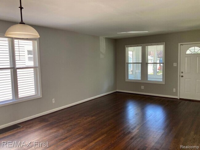Building Photo - 229 Edgewood Pl