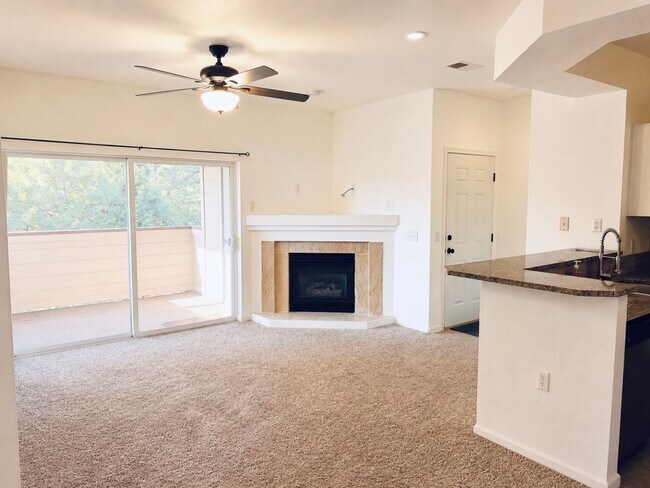 Building Photo - Top-Floor 2 Bed/2 Bath Condo in SE Fort Collins - Pool, Hot Tub & Fitness Center - $1,895/mo - Mo...