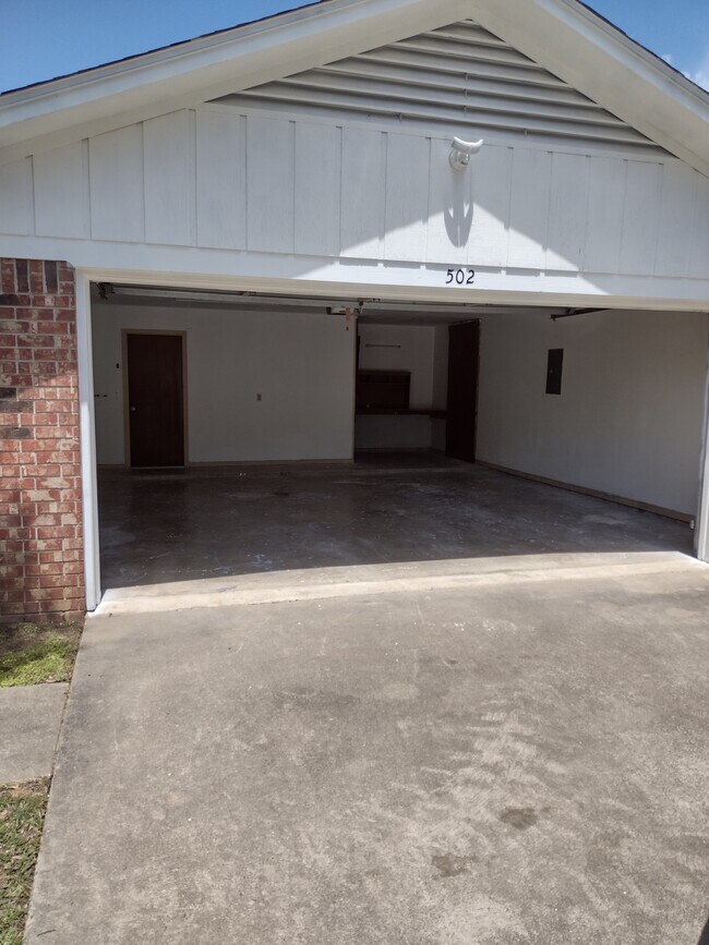Building Photo - 502 N Kenwood Rd