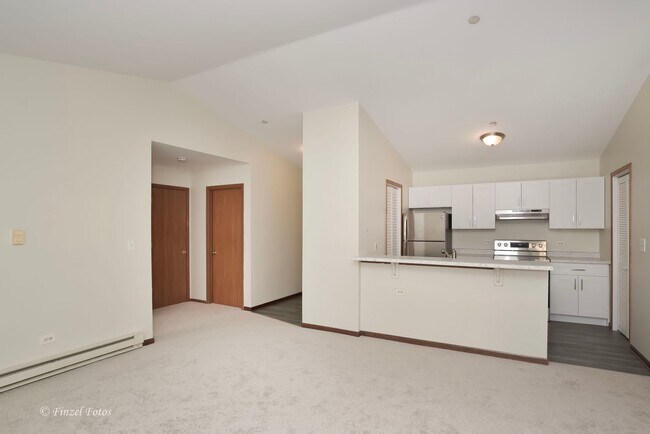 Building Photo - Remodeled Apartment in Desirable Lake in t...