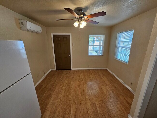 Entrada - sala-comedor - 305 Pulliam St