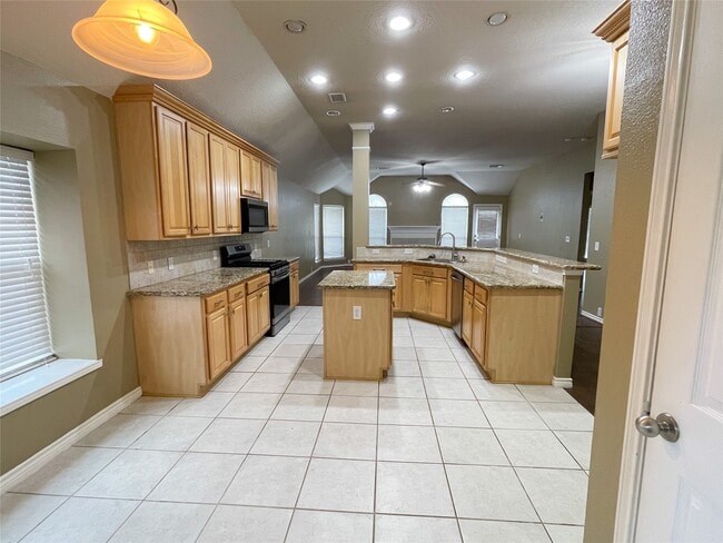 Building Photo - 4914 Surrey Park Cir