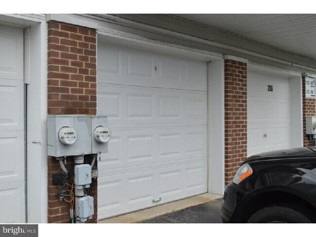 Building Photo - 208 Creekside Dr