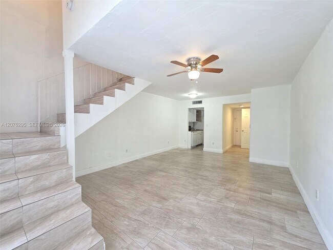 Building Photo - 10905 N Kendall Dr
