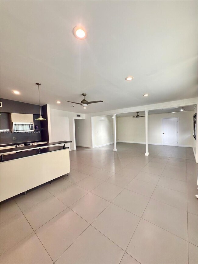 Foto del edificio - 1165 NE 128th St