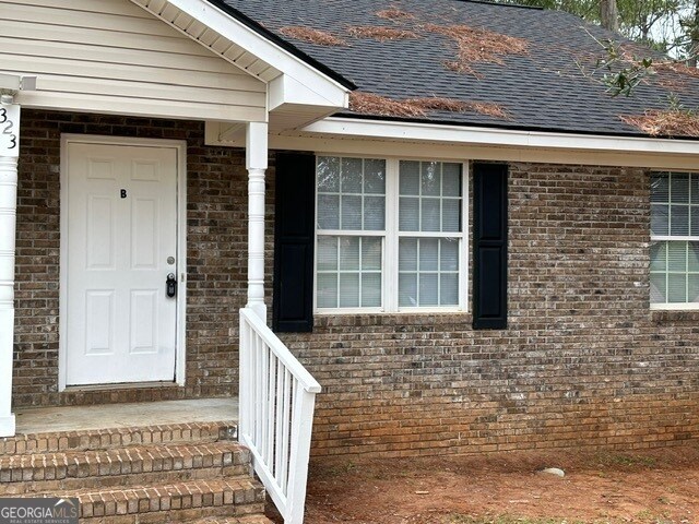 Foto del edificio - 323 Carriage Ln