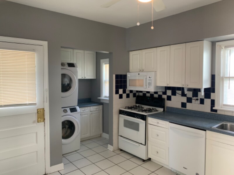 204 Summit St Unit First Floor, Rockford, IL 61107 Room for Rent in