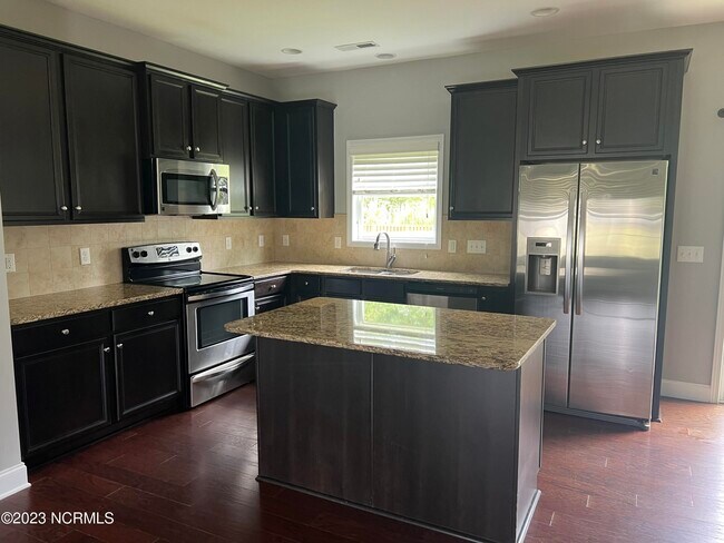 Building Photo - 207 Admiral Ct