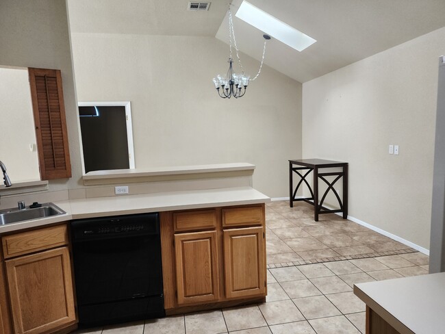 Building Photo - 2262 La Paloma Dr