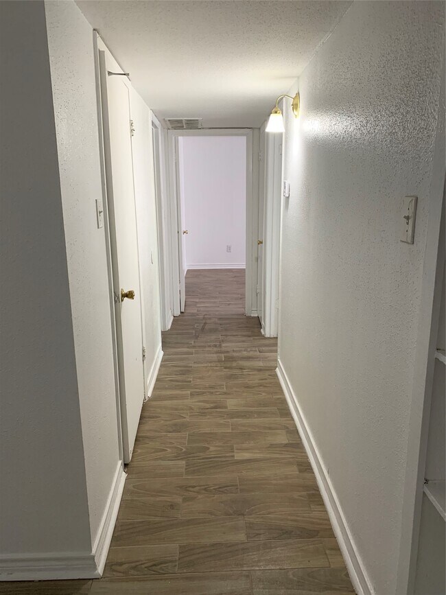 Building Photo - 5625 Antoine Dr