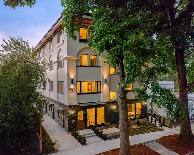 Building Photo - 925 NE 23rd Ave