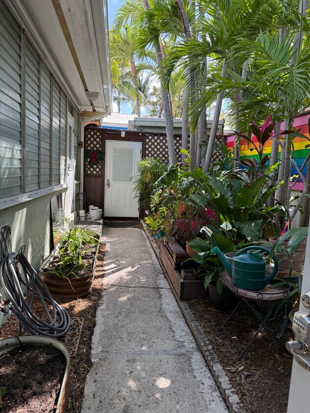 Pasarela - 1505 White St