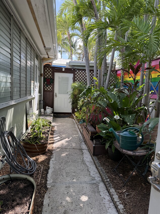 Walkway - 1505 White St