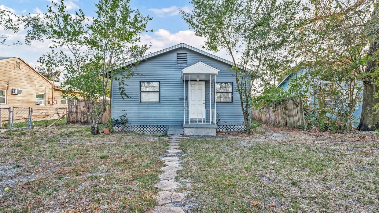 Foto principal - Charming 3bed/1bath Home in St Pete! Avail...