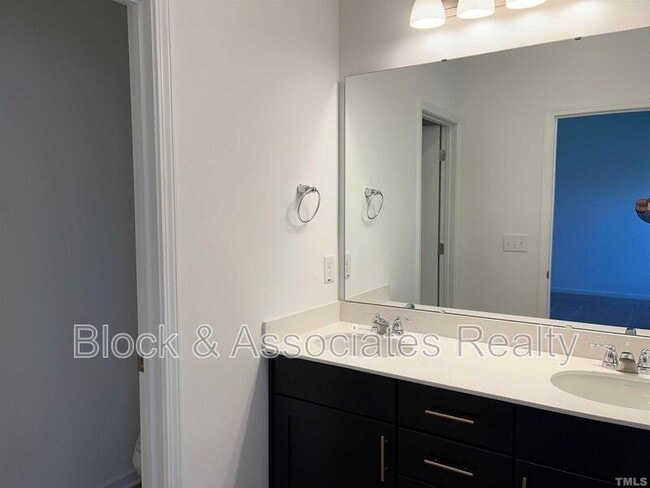 Building Photo - 3303 Oak Pass Dr