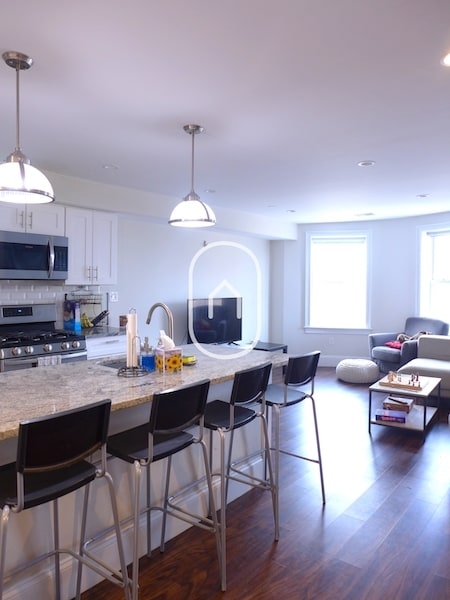 Building Photo - 8 Newcomb St