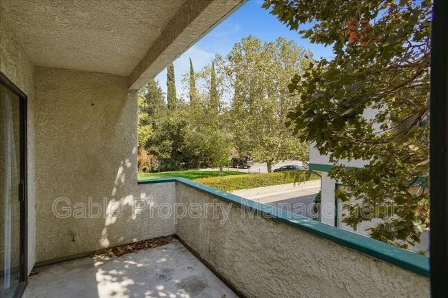 Foto del edificio - 23530 Newhall Ave
