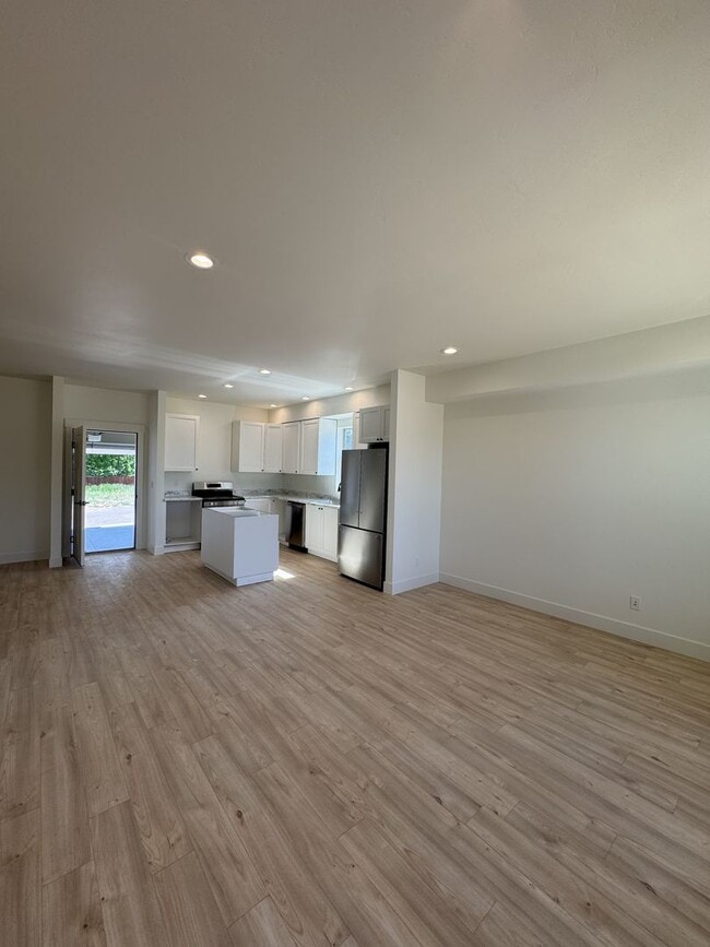 Building Photo - 3 Bedroom, 2  Bath Duplex with Fenced Yard...