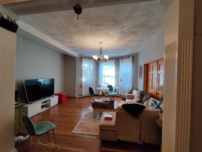 Foto del edificio - Desirable Brookline Location, Heat, Hot Wa...