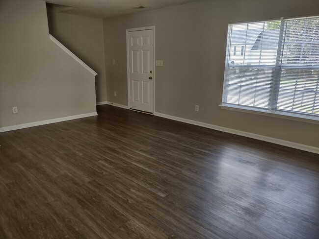 Building Photo - Cute and Spacious 3 Bedroom, 2.5 Bath home...