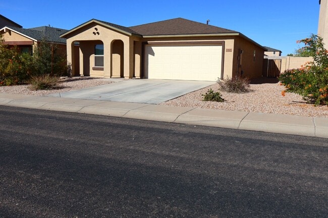 Building Photo - 3 Bed 2 bath home!