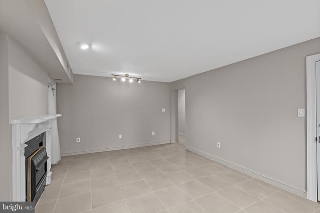 Building Photo - 810 Queen St