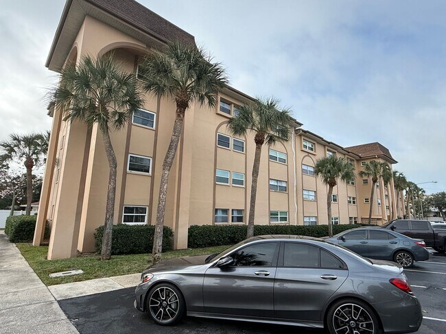 Building Photo - Great Largo 2/1 condo 55+ community