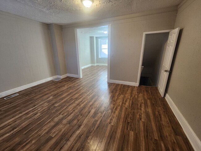 Building Photo - Charming 2 Bedroom Home with Backyard & In-Unit Washer/Dryer
