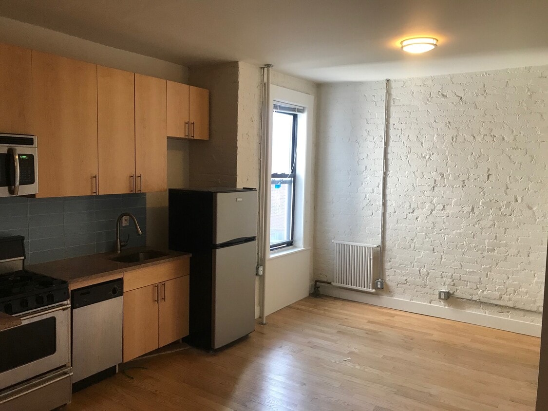 Primary Photo - 332 E 18th St