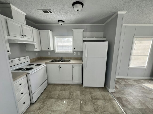 Building Photo - 2218 Chicago Cubs St