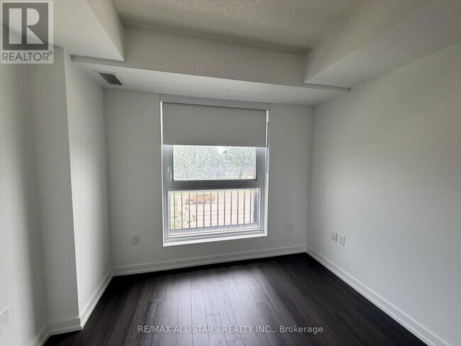 Photo du bâtiment - 4010 Eglinton Ave W