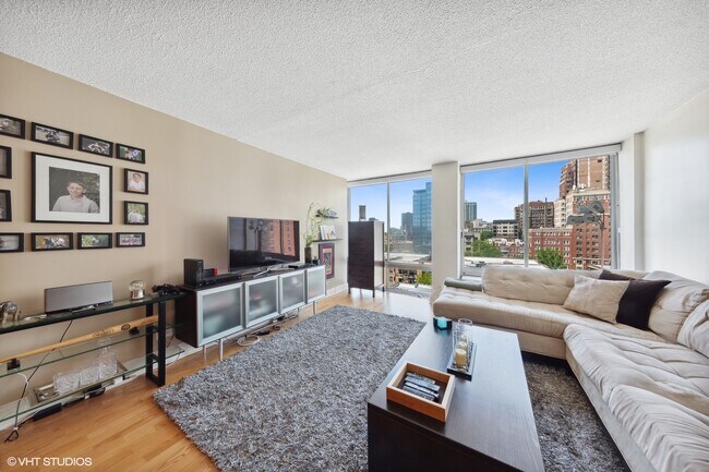 Foto del edificio - 450 W Briar Pl