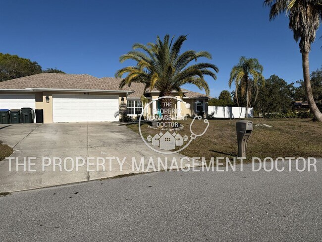 Foto del edificio - Stunning 4-Bedroom Pool Home with 3-Car Garage in North Port!